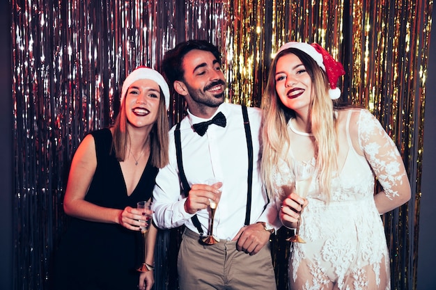 Concepto de fiesta de año nuevo con amigos jóvenes