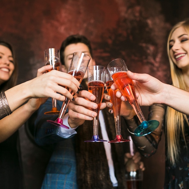 Foto gratuita concepto de fiesta de año nuevo y amistad con amigos brindando