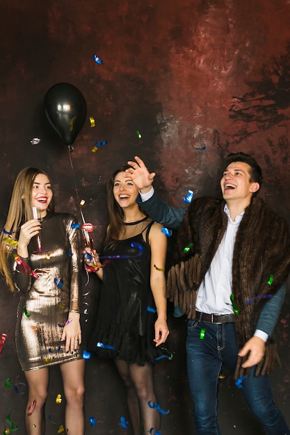 Foto gratuita concepto de fiesta de año nuevo y amistad con tres amigos