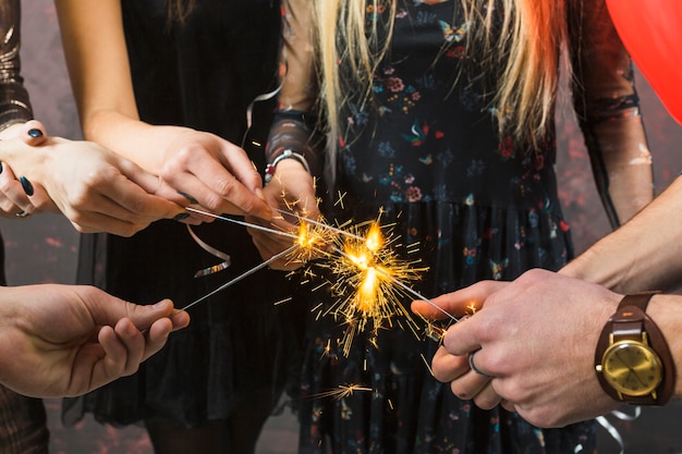 Concepto de fiesta de año nuevo con bengalas