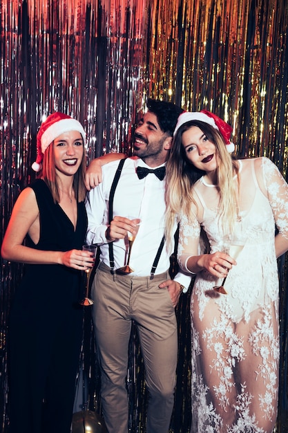 Concepto de fiesta de año nuevo con dos chicas y un chico