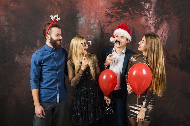 Concepto de fiesta de año nuevo con grupo de cuatro amigos