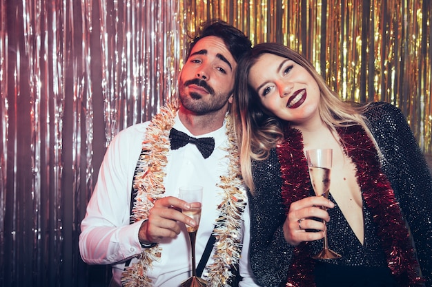 Concepto de fiesta de año nuevo con pareja sujetando champán