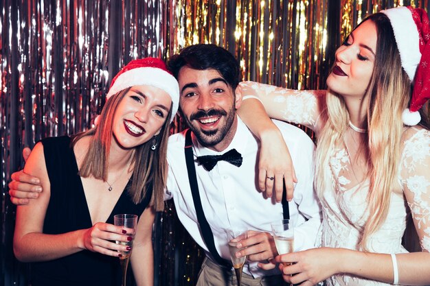 Concepto de fiesta de año nuevo con tres amigos