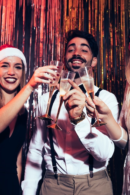 Concepto de fiesta de año nuevo con vasos de champán