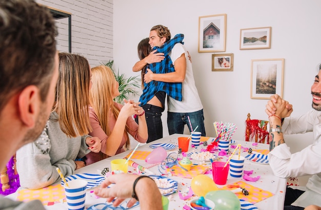 Concepto de fiesta de cumpleaños con amigos abrazándose