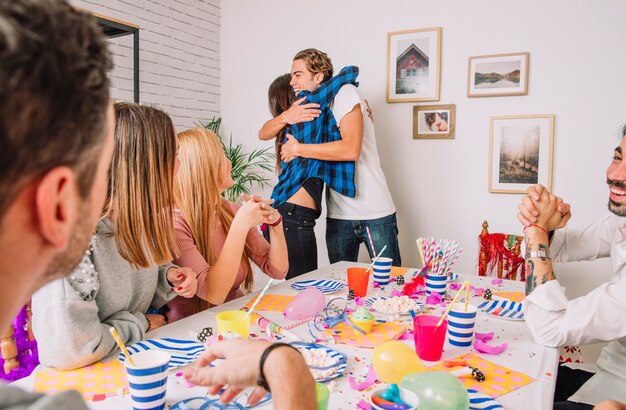 Concepto de fiesta de cumpleaños con amigos abrazándose