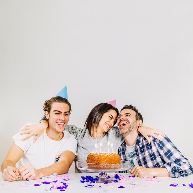 Concepto de fiesta de cumpleaños con amigos alegres