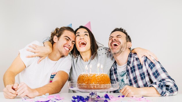 Concepto de fiesta de cumpleaños con amigos felices