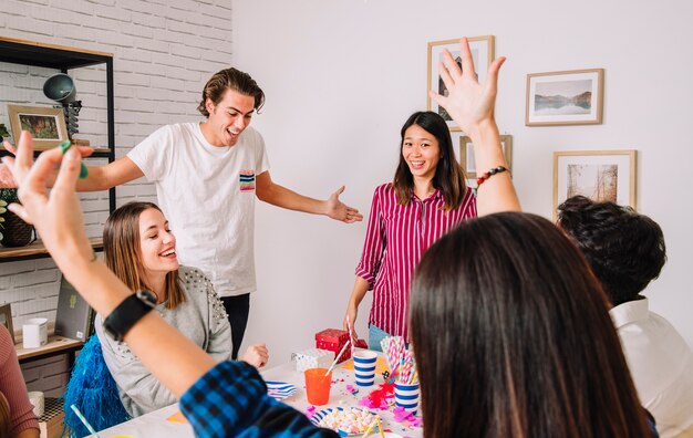 Concepto de fiesta de cumpleaños con amigos hablando