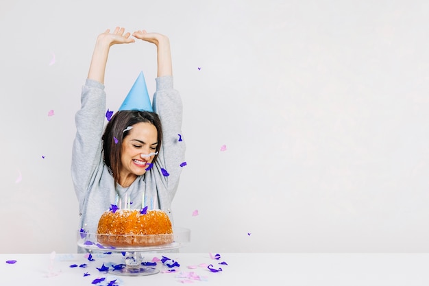 Concepto de fiesta de cumpleaños con chica feliz