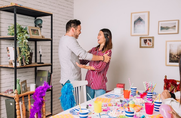 Concepto de fiesta de cumpleaños con dos amigos