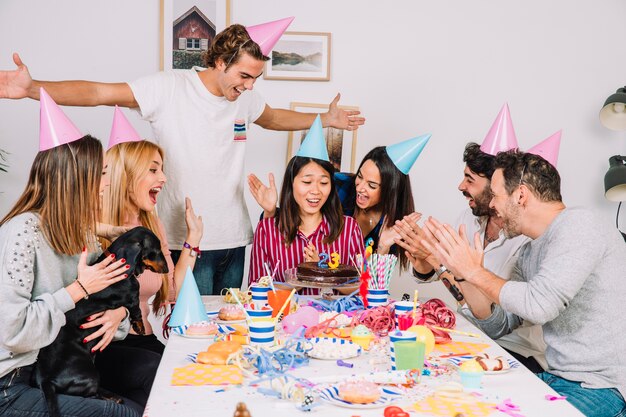 Concepto de fiesta de cumpleaños con gente alegre