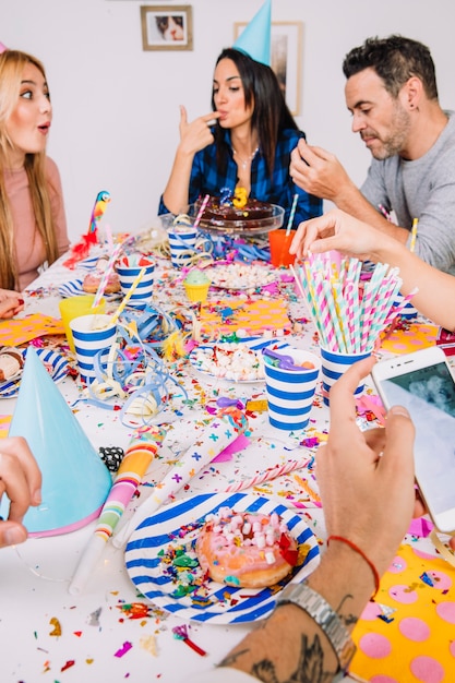 Concepto de fiesta de cumpleaños con personas jóvenes