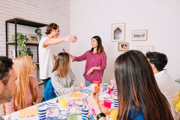 Concepto de fiesta de cumpleaños con personas jóvenes