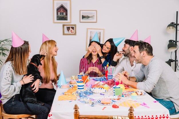 Concepto de fiesta de cumpleaños con seis amigos y un perro