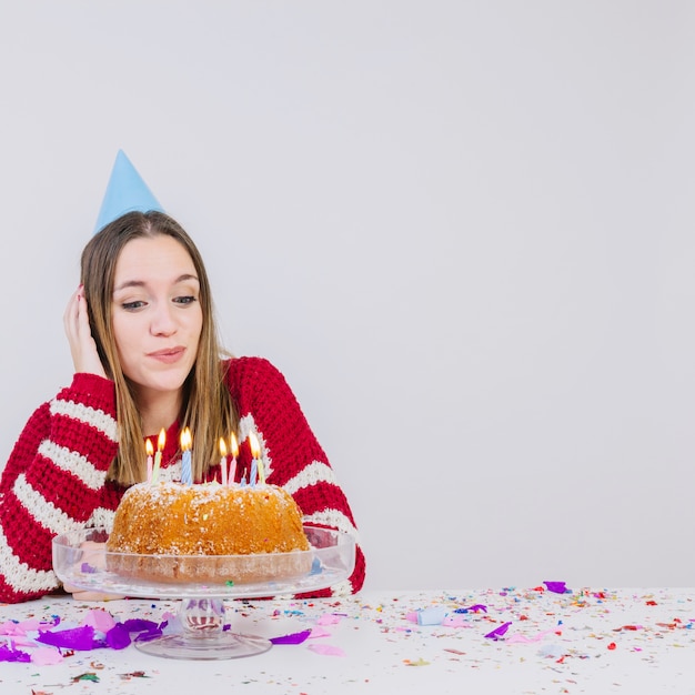 Concepto de fiesta de cumpleaños con velas en tarta