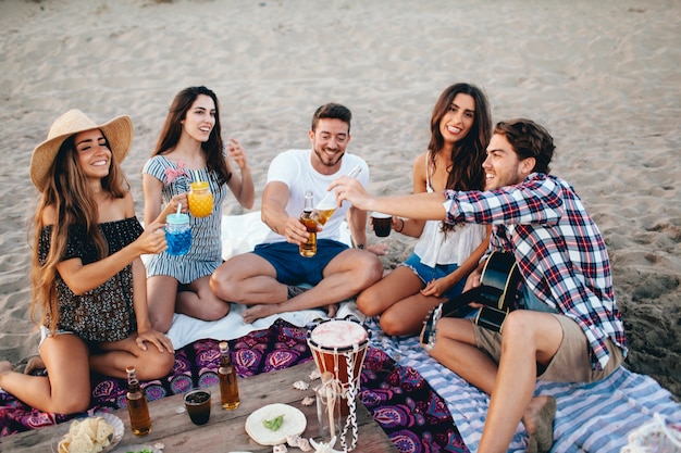 Concepto de fiesta de playa con amigos