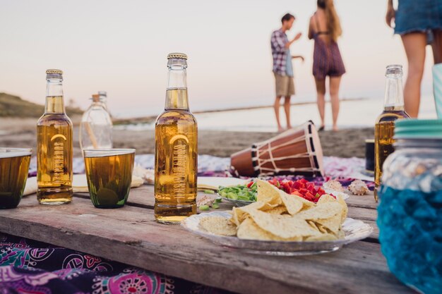 Concepto de fiesta de playa con placa de madera