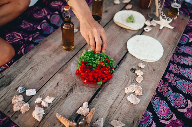 Concepto de fiesta de playa con tablón de madera