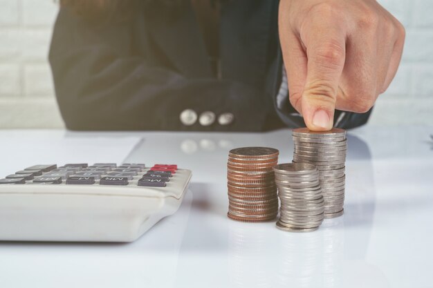 Concepto de finanzas y contabilidad. mujer de negocios trabajando en escritorio