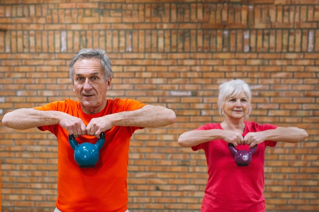 Concepto de fitness con abuelos