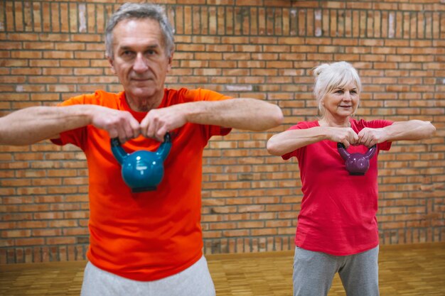 Concepto de fitness con gente mayor entrenando