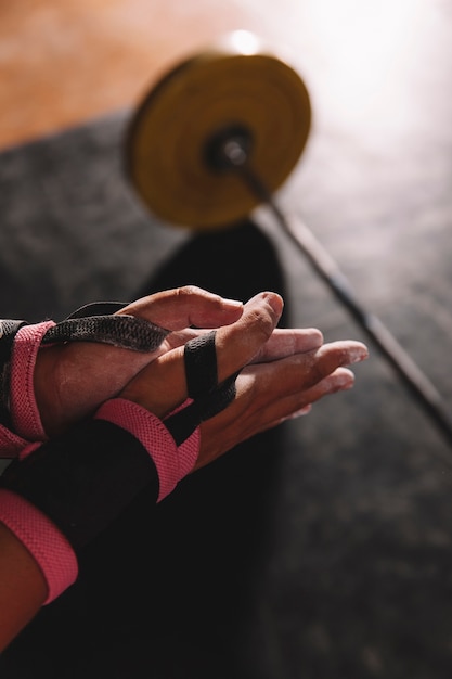 Concepto de fitness con manos de mujer en gimnasio