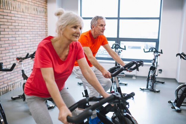 Concepto de fitness con pareja mayor