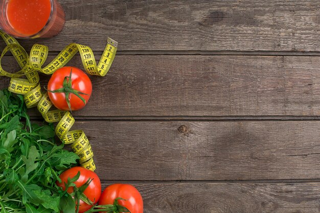 Concepto de fitness con verduras. Motivación de fitness con centímetro. Motivo de la aptitud. Pimienta.