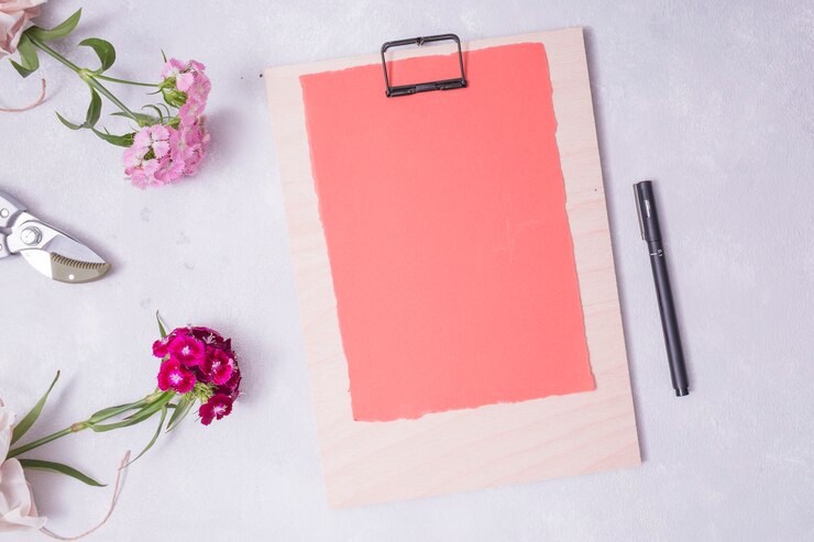 Foto gratuito concepto flat lay de jardinería con portapapeles