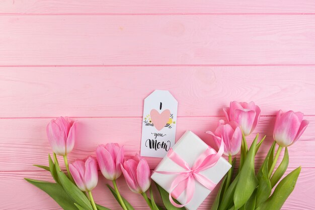 Concepto floral para el día de la madre con caja de regalo