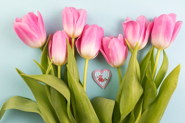 Concepto floral para el día de la madre con rosas rosas