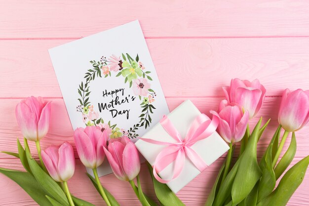 Concepto floral para el día de la madre con tarjeta