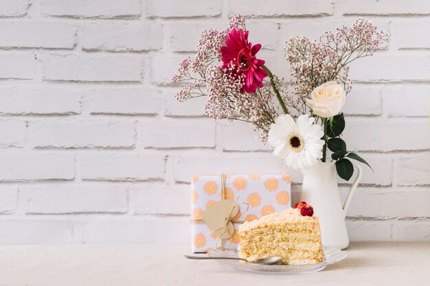 Concepto floral del día de la madre con tarta