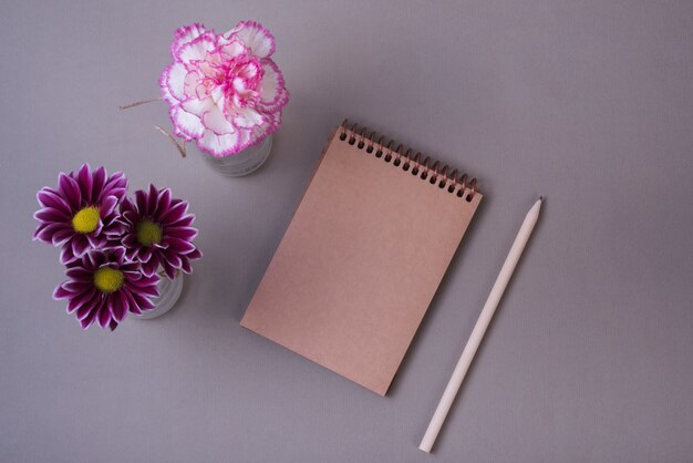 Concepto de flores con libreta moderna