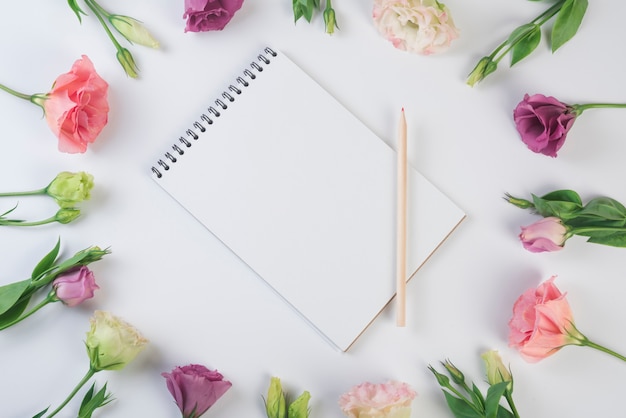 Concepto de flores con libreta moderna