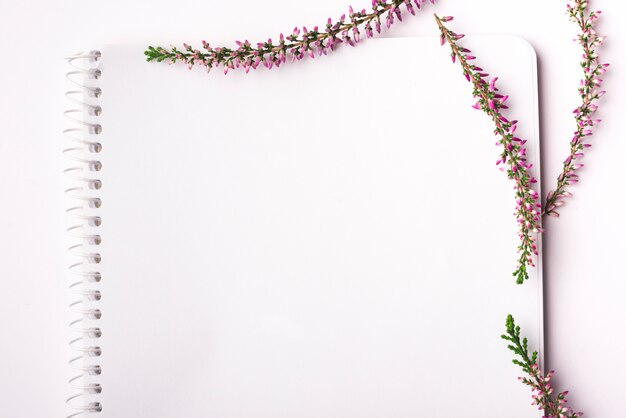 Concepto de flores con libreta moderna