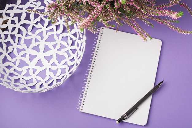 Foto gratuita concepto de flores con libreta moderna