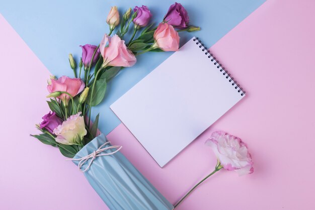 Concepto de flores con libreta moderna