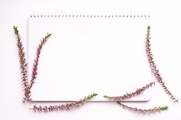 Concepto de flores con libreta moderna