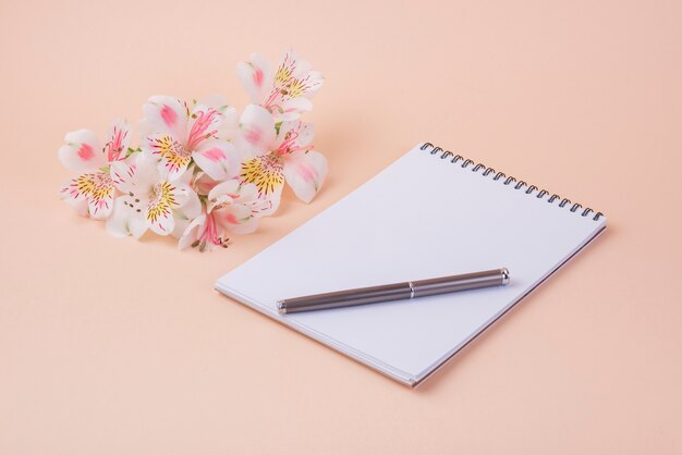 Concepto de flores con libreta moderna