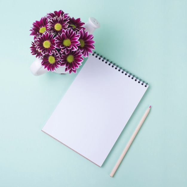 Concepto de flores con libreta moderna