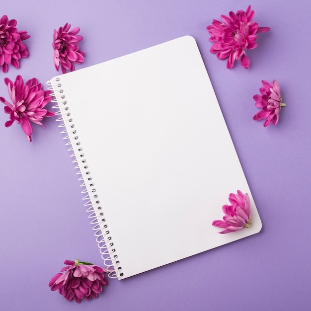 Concepto de flores con libreta moderna