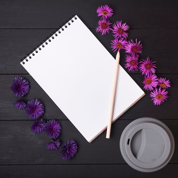 Concepto de flores con libreta moderna