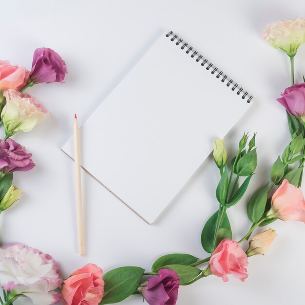 Concepto de flores con libreta moderna