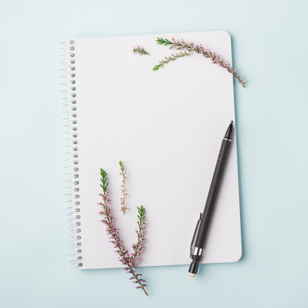 Concepto de flores con libreta moderna