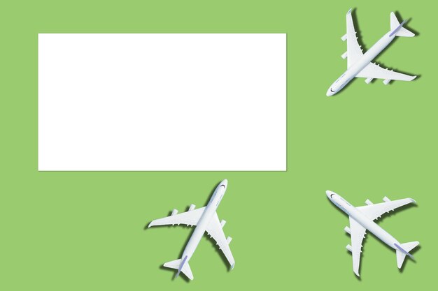 Concepto de fondo de viaje. objetivo con avión en papel blanco vacío para texto. Imagen para agregar mensaje de texto. Telón de fondo para el trabajo de arte de diseño.