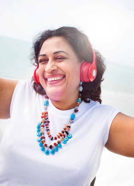 Foto gratuita concepto de la forma de vida de la música de los auriculares de la mujer que escucha