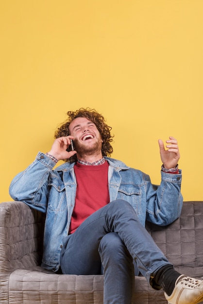 Foto gratuita concepto de freelance con hombre haciendo llamada